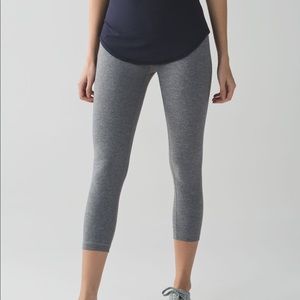 SALE! 🍋 LULULEMON || Heathered Slate Crops Size 4